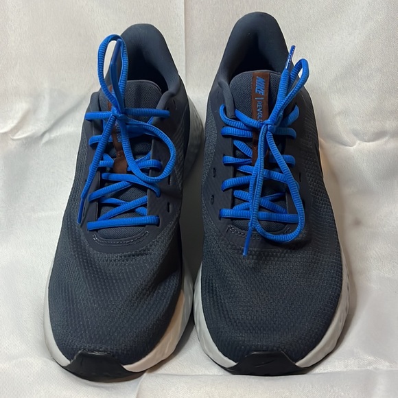 Nike Revolution Mens Running Shoes, Size 11, Excellent Condition!! Great Look!! - Picture 5 of 6